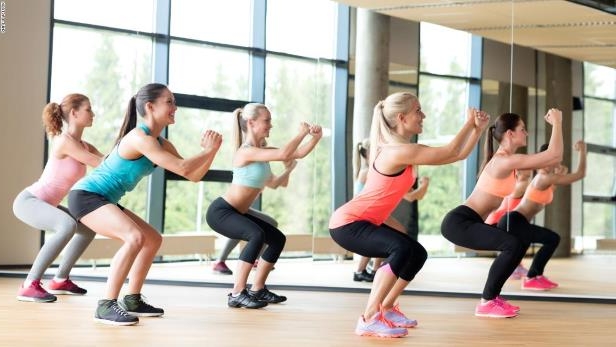 Glutei sodi con lo squat Glutei sodi con lo squat