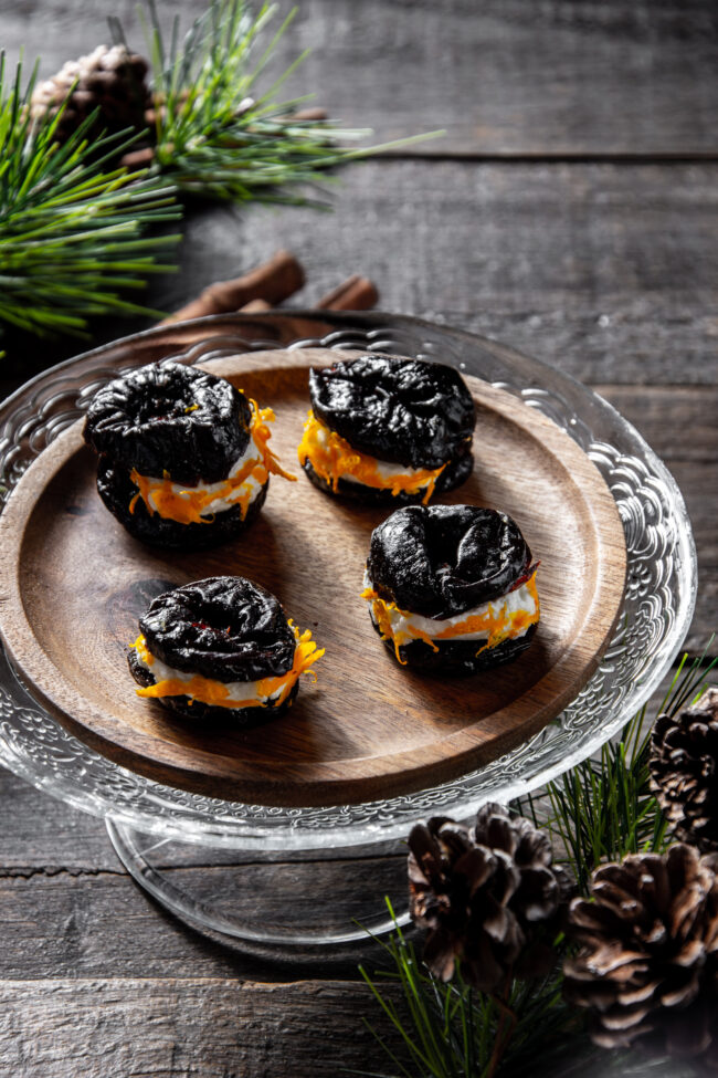 prugne secche ripiene di caprino con scorza d’arancia